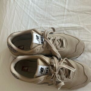 Tan/ brown new balance. Great condition, I’ve only worn them twice!